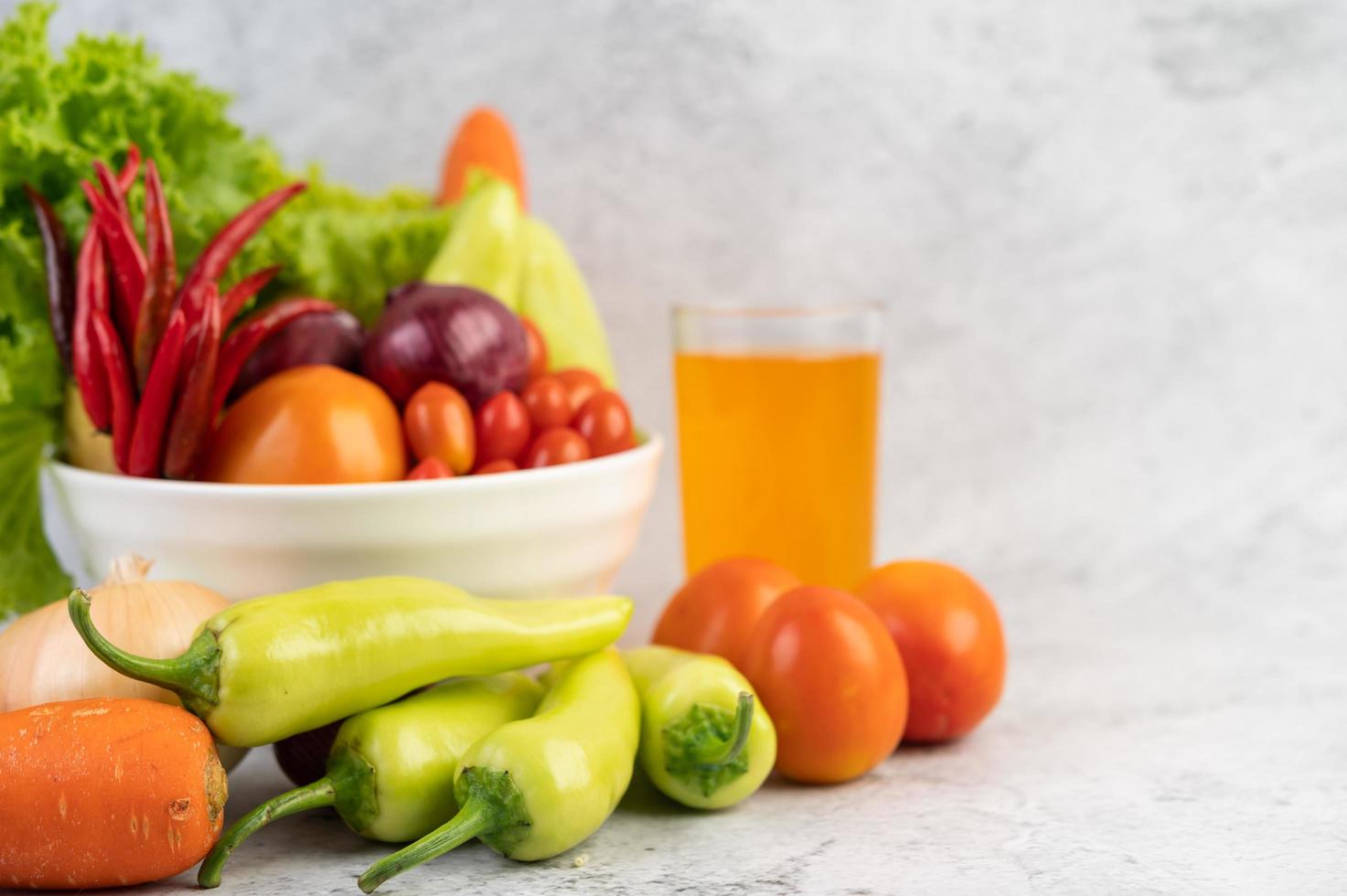 tomaten, rode uien, paprika, wortelen en chinese kool foto