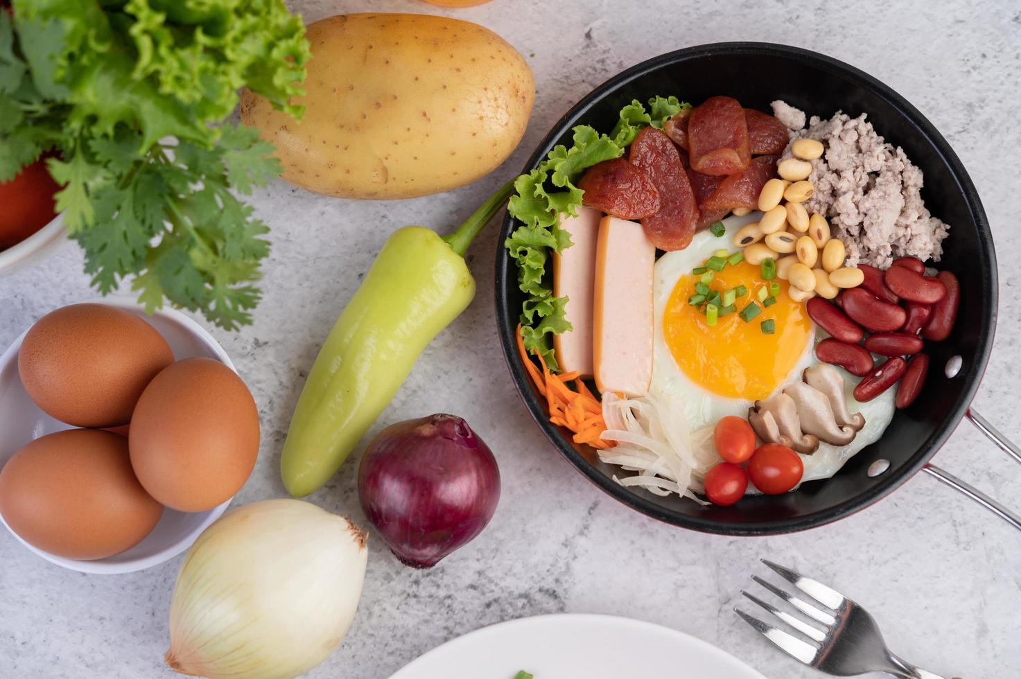 groentesalade met brood en gekookte eieren foto