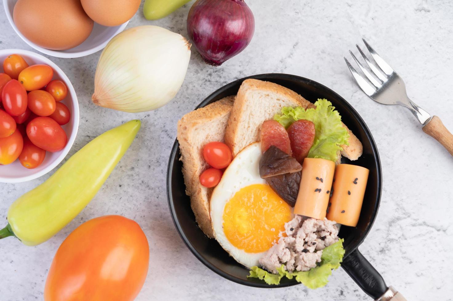 groentesalade met brood en gekookte eieren foto