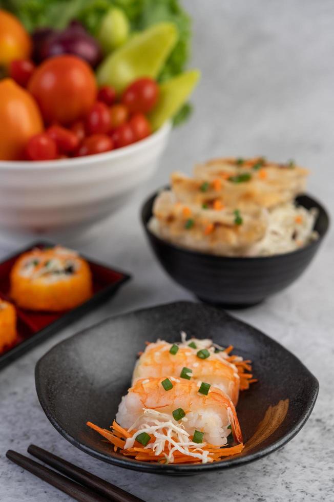 geplateerde sushi met stokjes en dipsaus foto