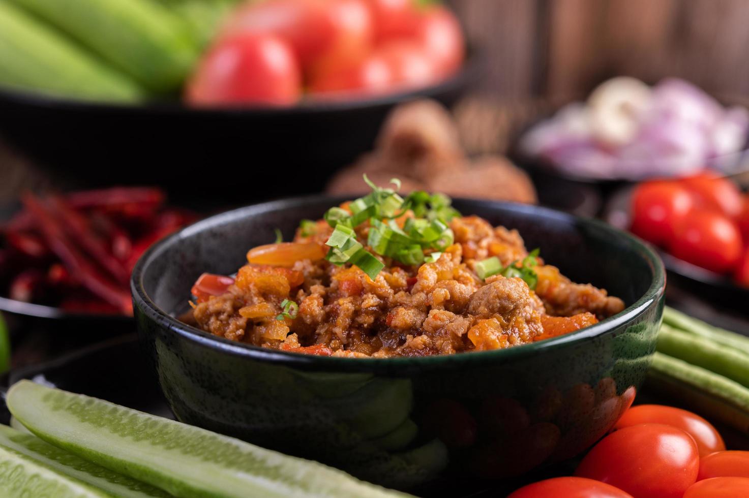 zoet varkensvlees met komkommers, kousenband, tomaten en bijgerechten foto