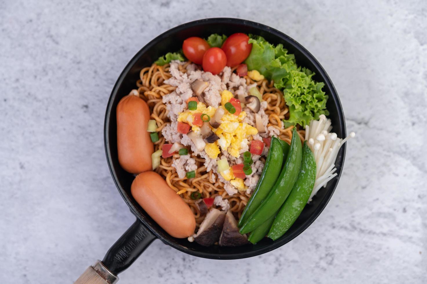 roergebakken noedels met varkensgehakt, edamame, tomaten en champignons foto