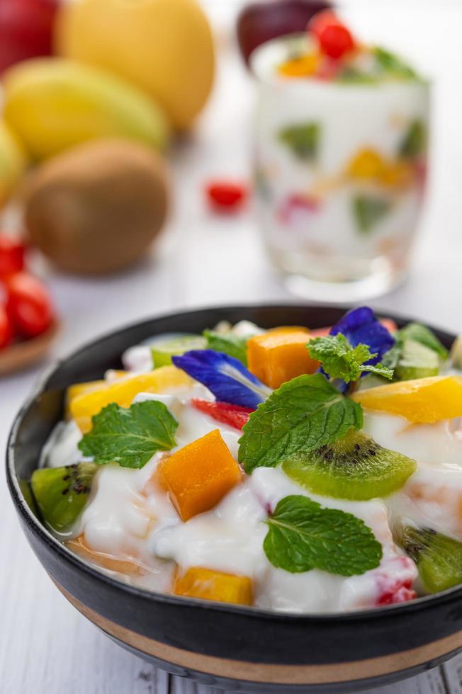 vers fruit en yoghurt foto