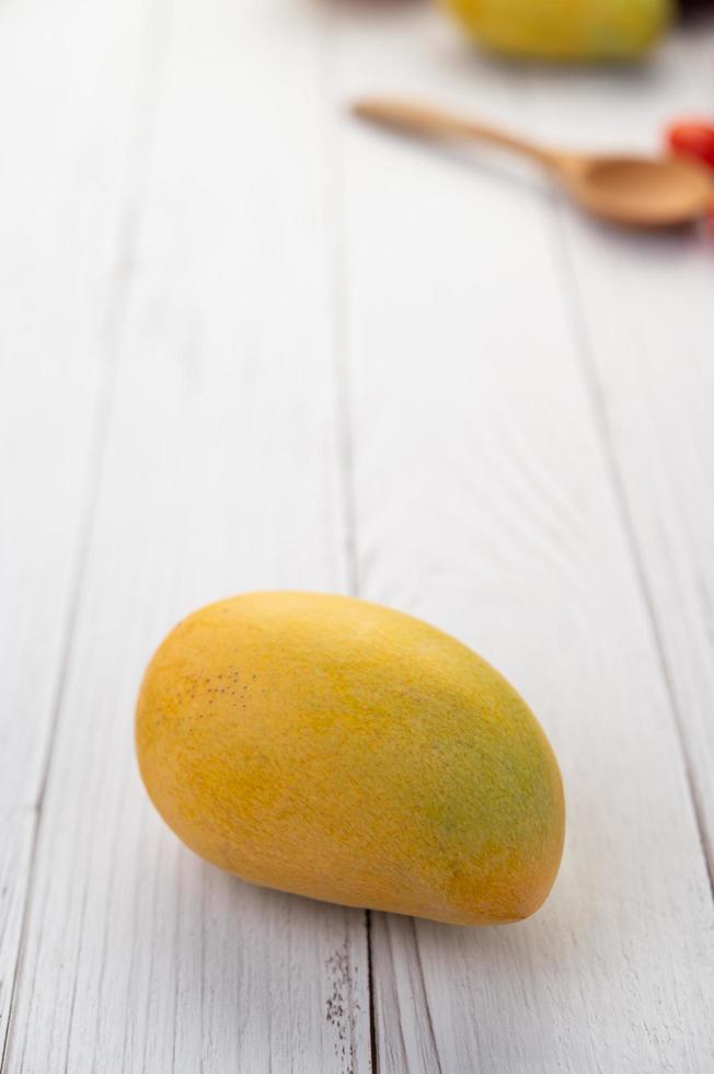 gele rijpe mango foto