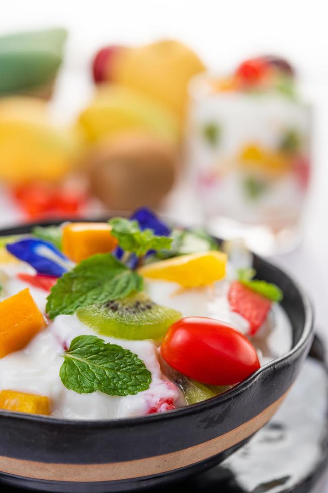 fruitsalade in een yoghurtkom foto