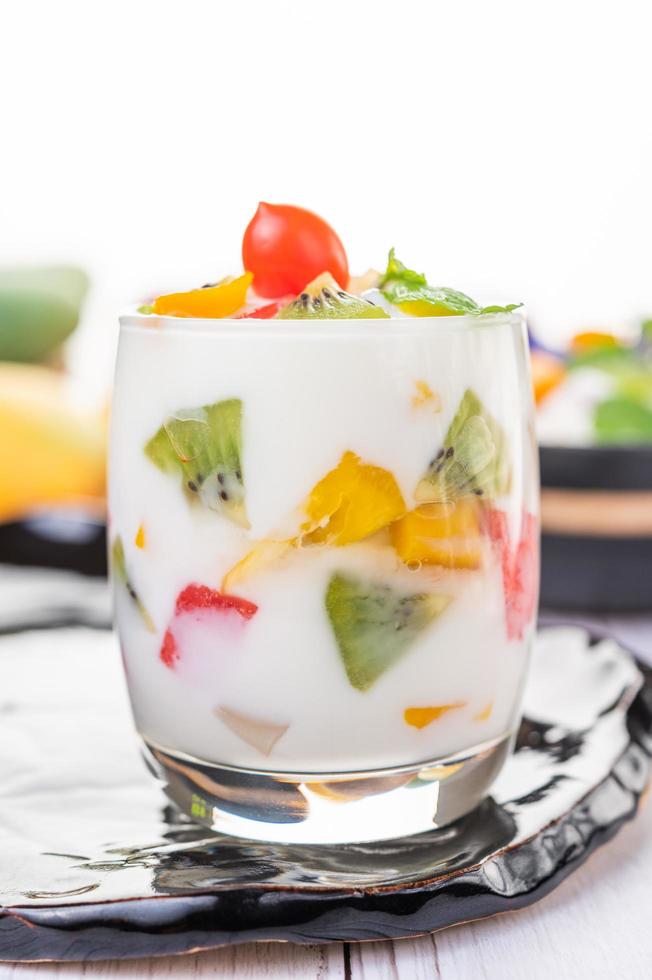 fruit yoghurt smoothie in helder glas foto