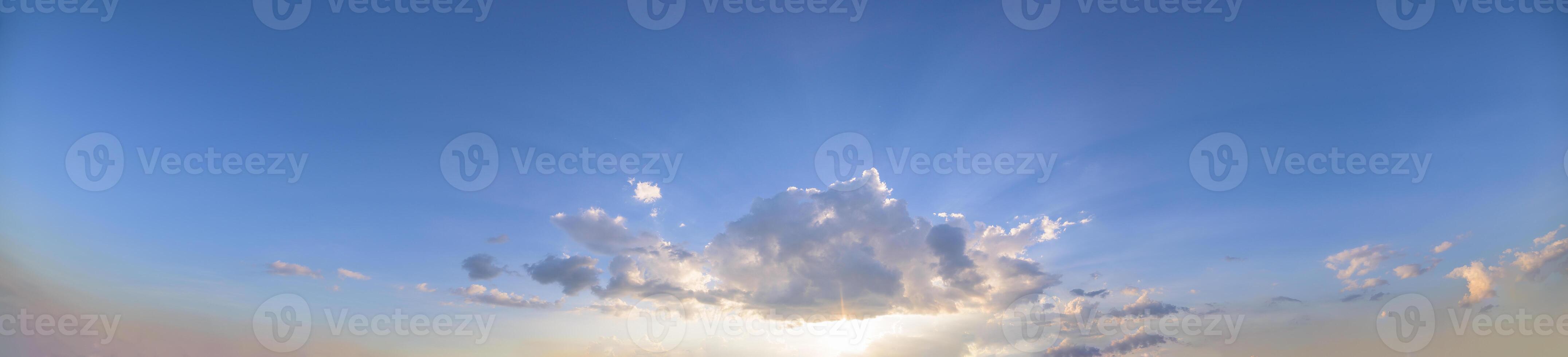 hemel en wolken bij zonsondergang foto