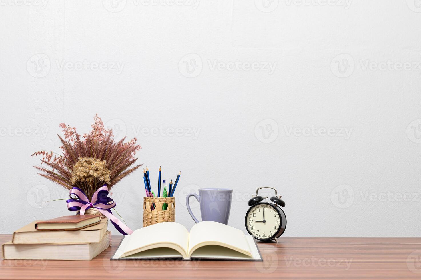 briefpapier en boeken op het bureau foto