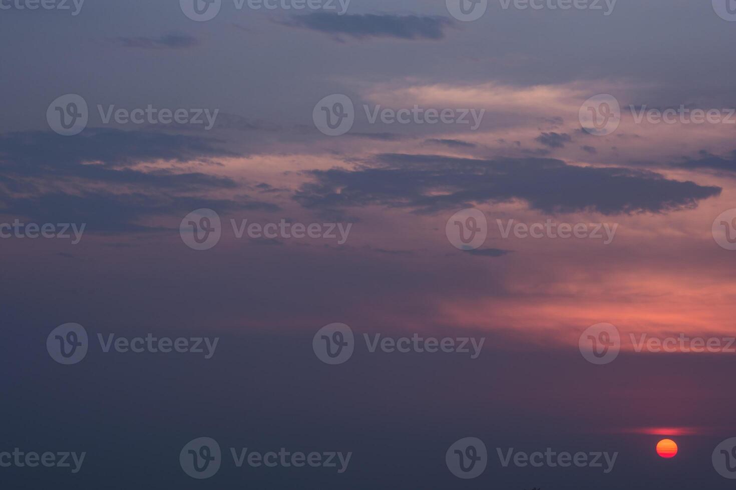 de lucht en de wolken bij zonsondergang foto