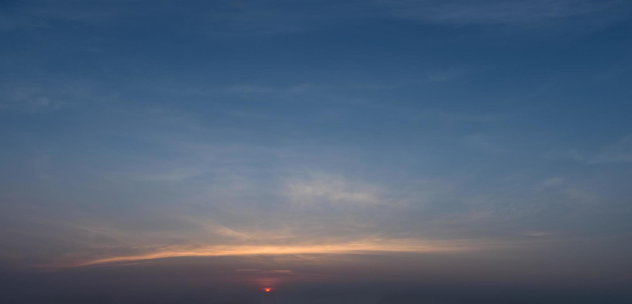 de hemel bij zonsondergang foto