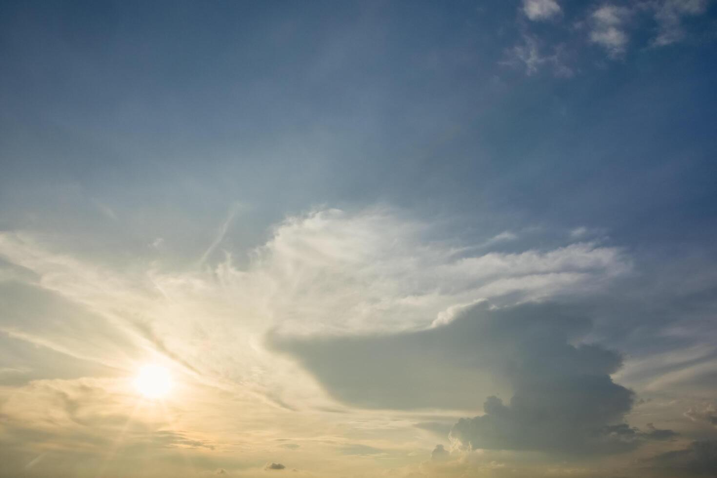 de lucht en de wolken bij zonsondergang foto