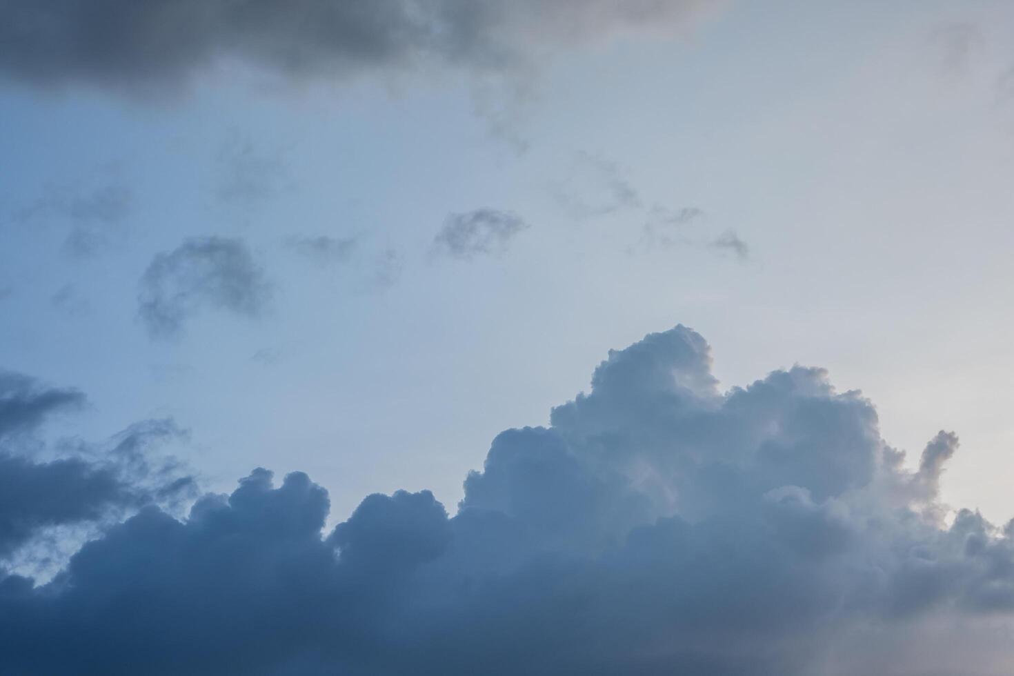 de lucht en de wolken bij zonsondergang foto