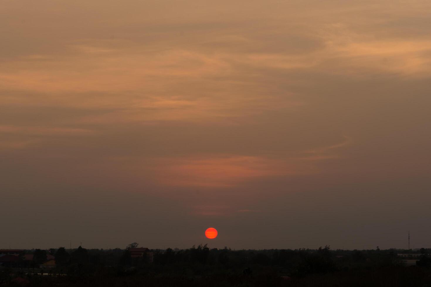 de lucht en de wolken bij zonsondergang foto