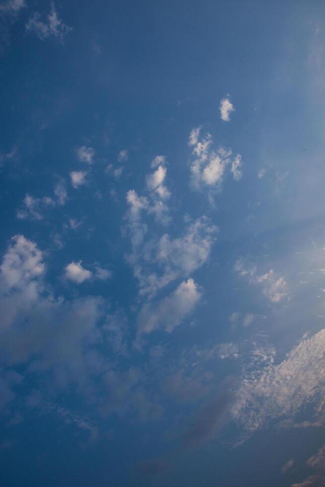 de lucht en de wolken bij zonsondergang foto