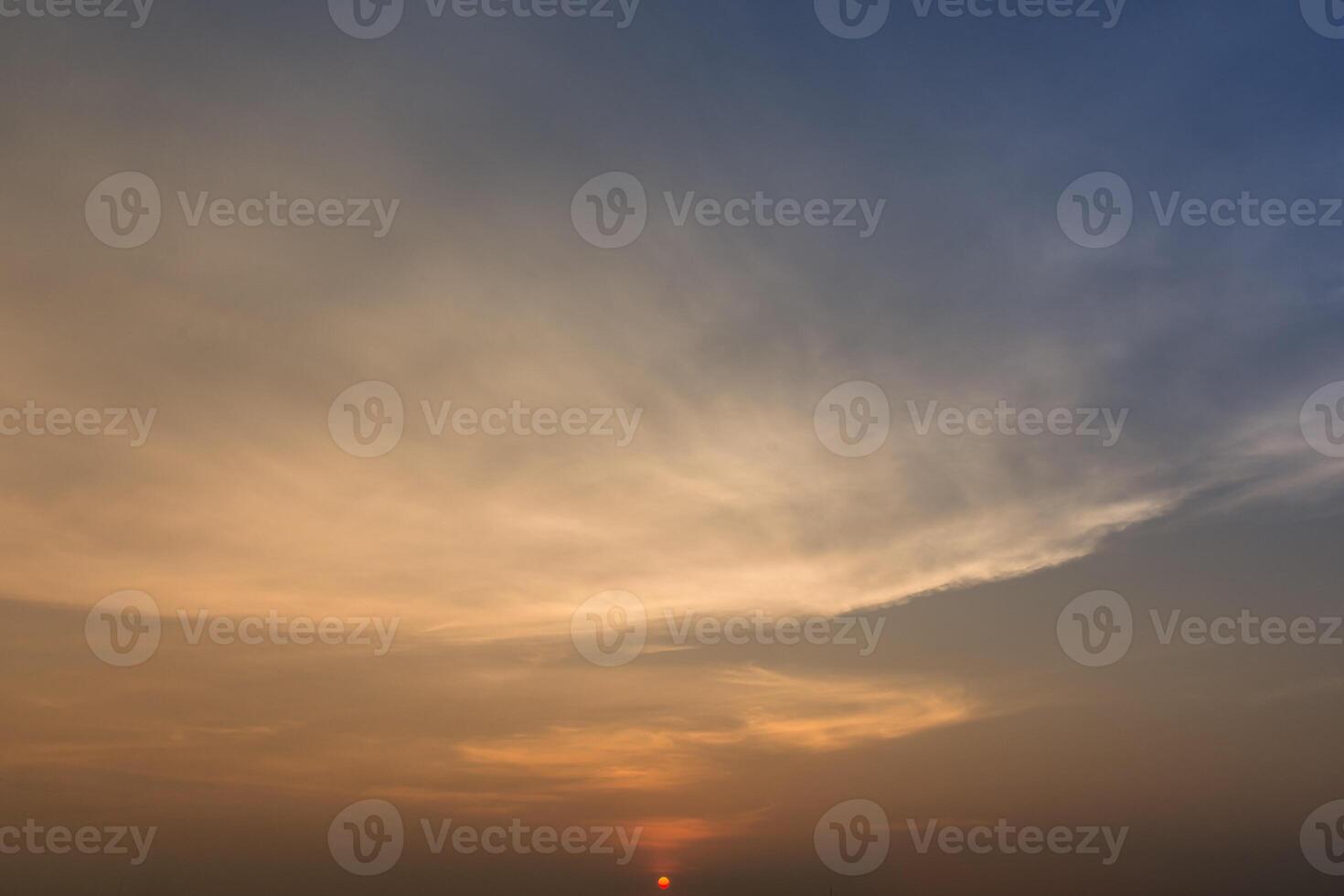 de lucht en de wolken bij zonsondergang foto