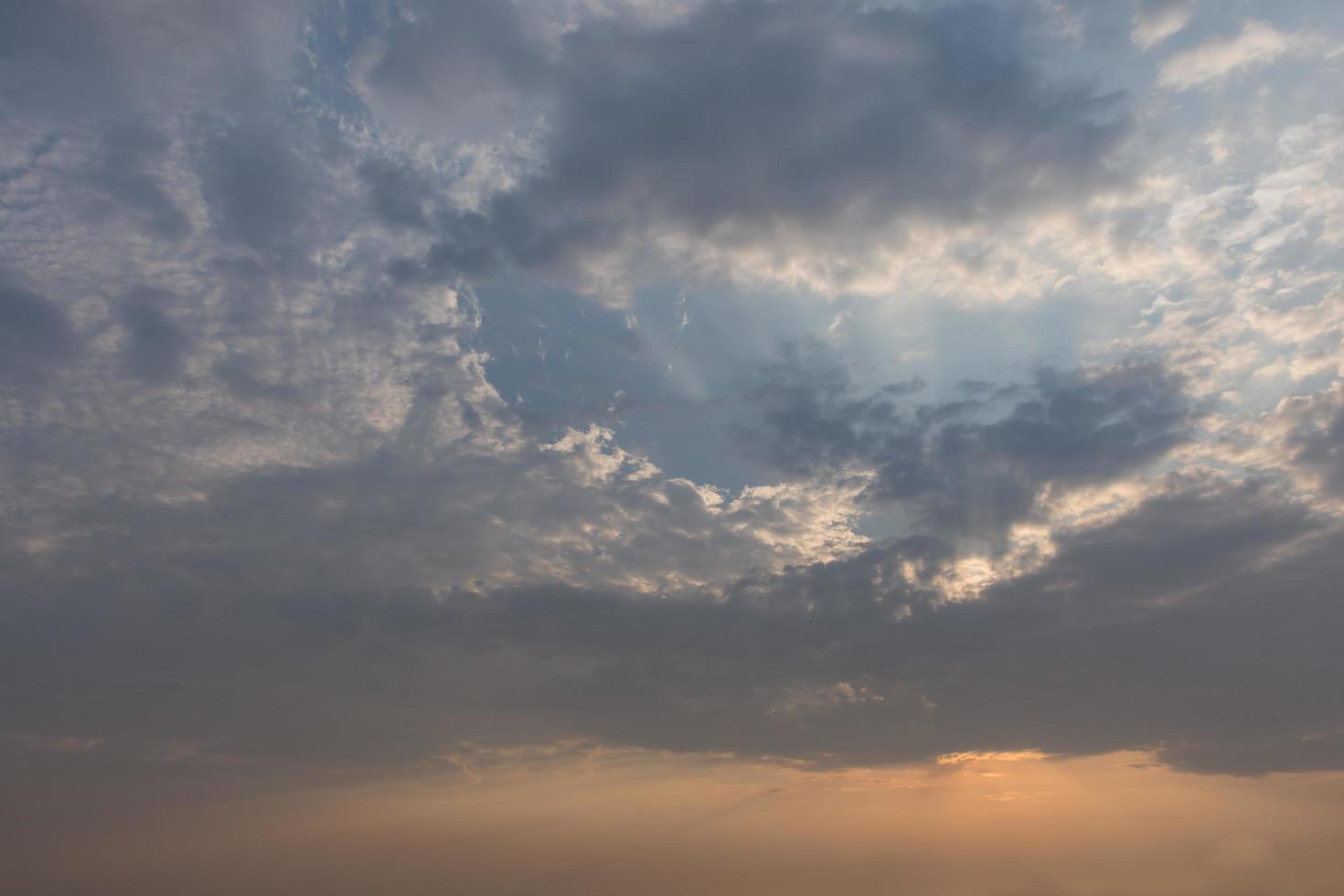 de hemel bij zonsondergang foto