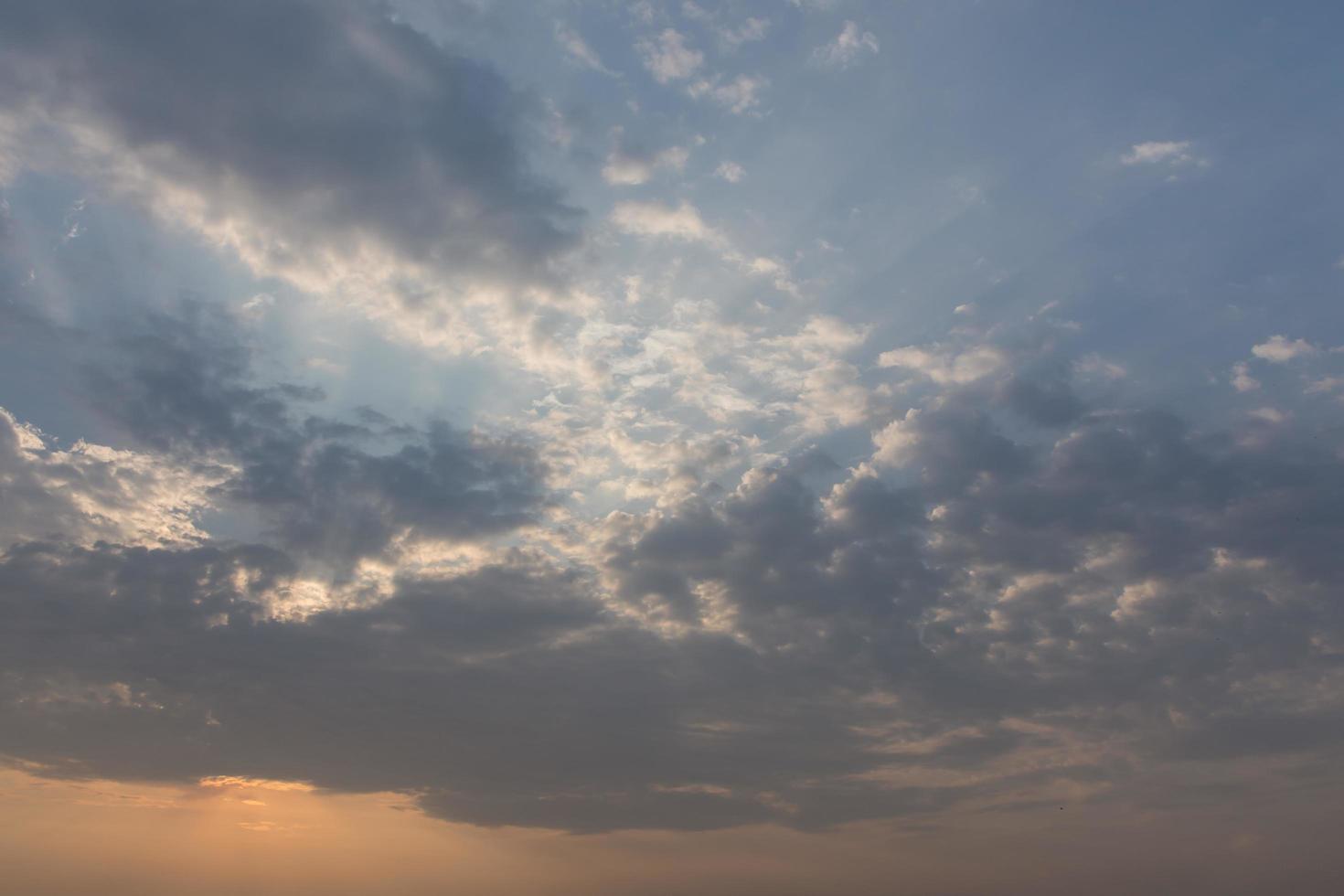 de hemel bij zonsondergang foto