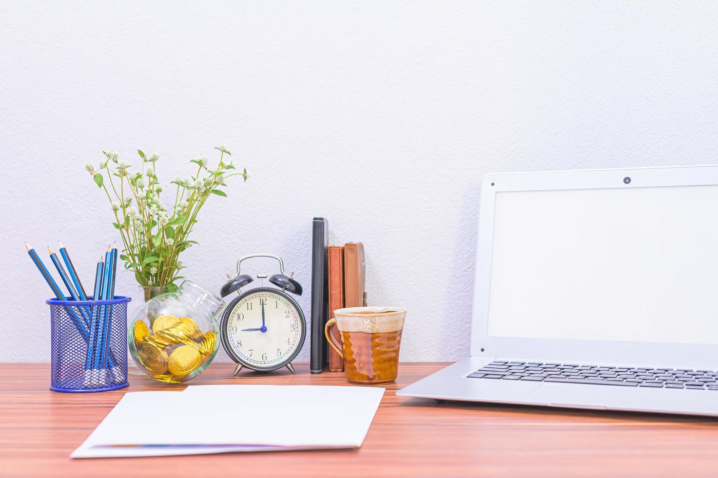 laptop en bloem op het bureau foto