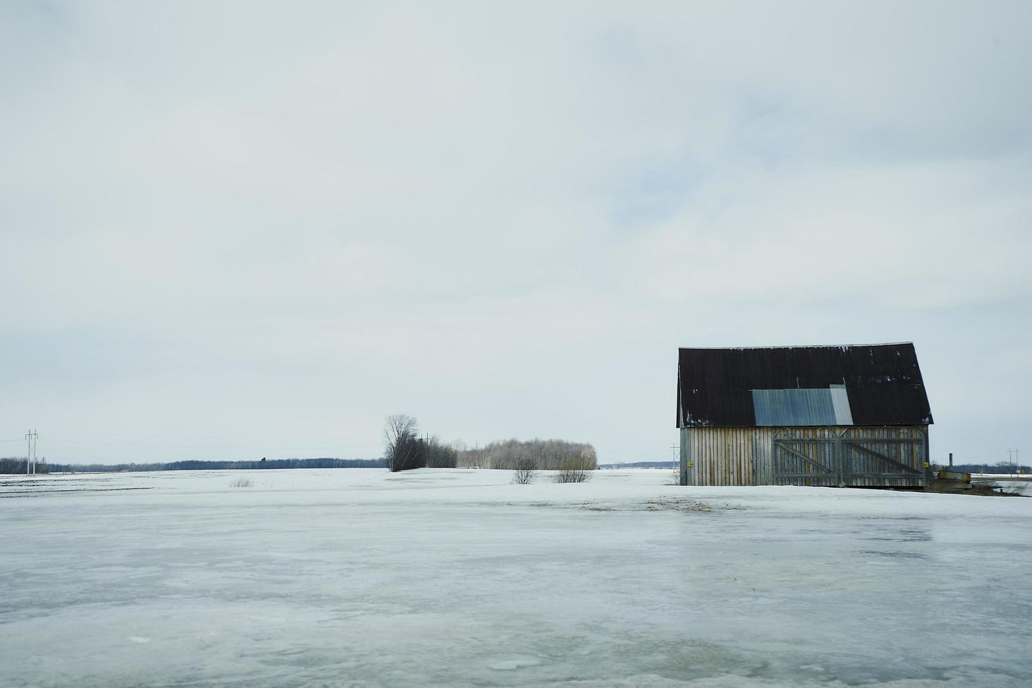 Ulverton, Quebec, Canada, 16 maart 2019 - een schuur in een maanlandschap foto