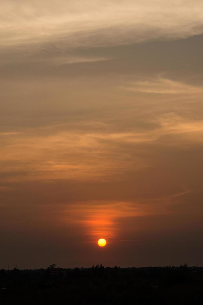 de hemel bij zonsondergang foto