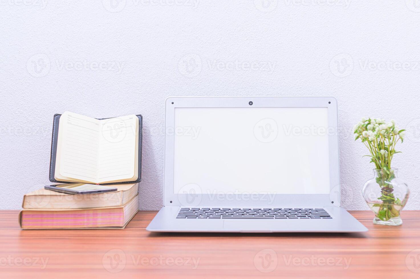 laptop en boeken op het bureau foto