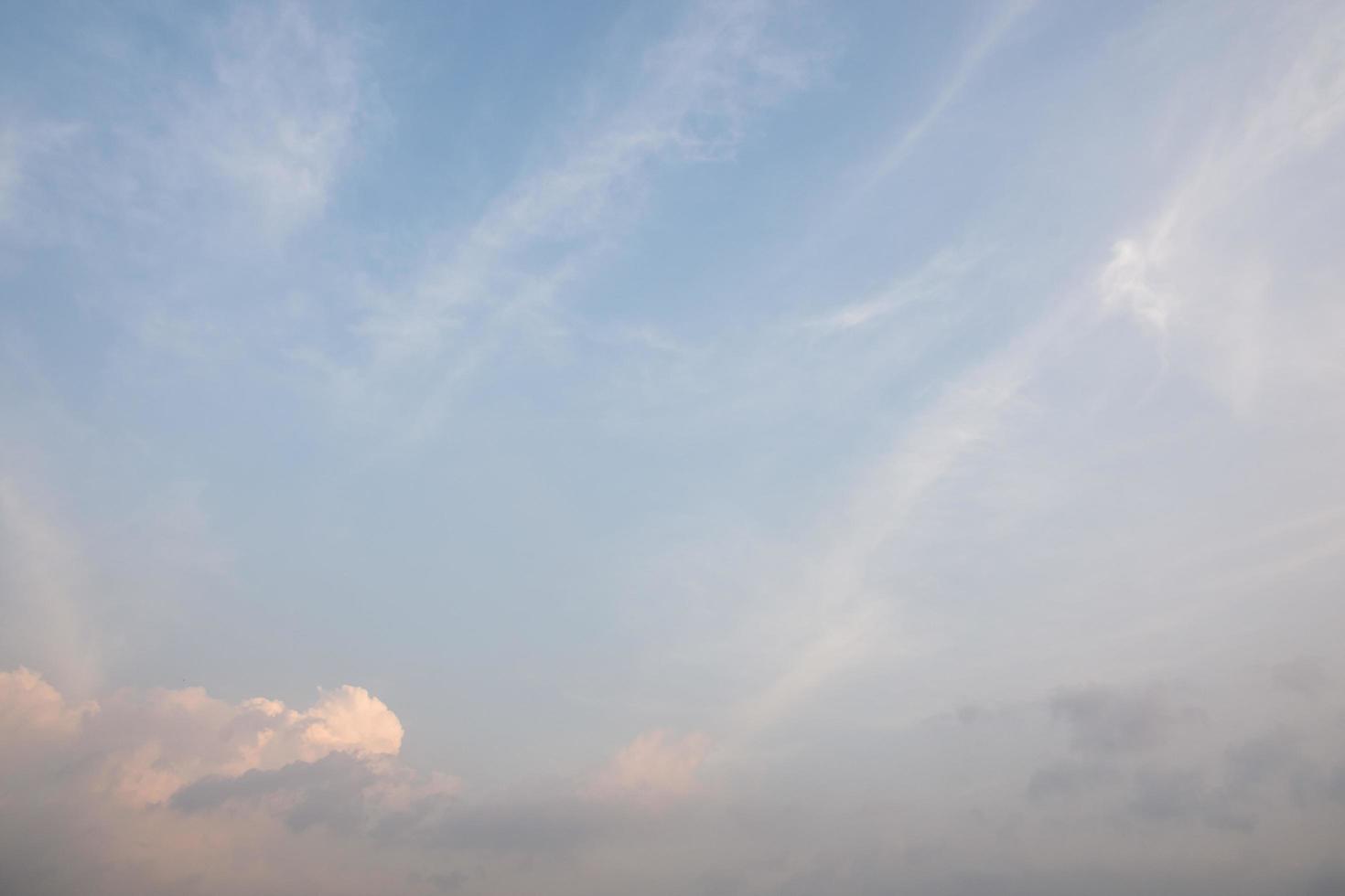 de hemel bij zonsondergang foto