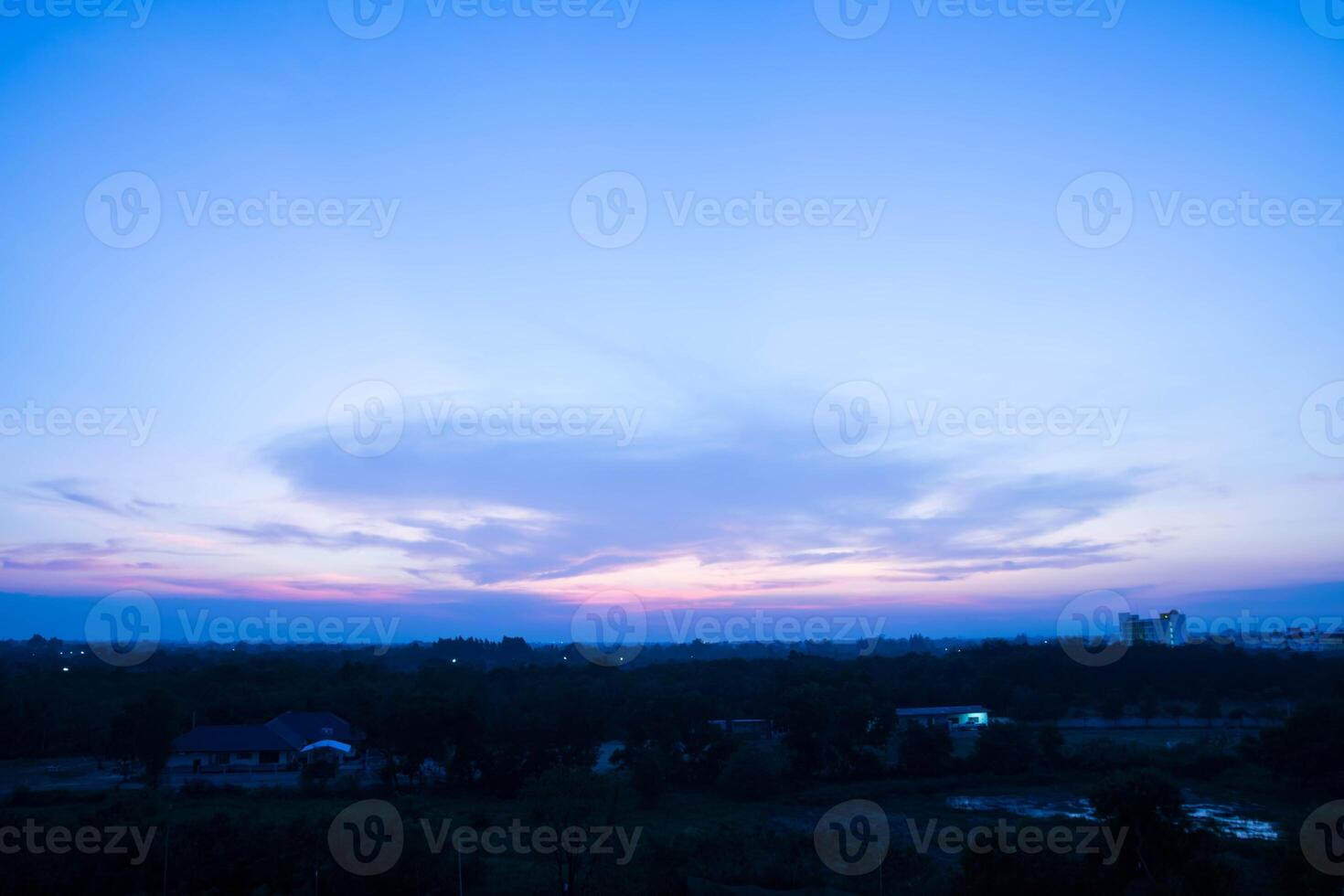 de hemel bij zonsondergang foto