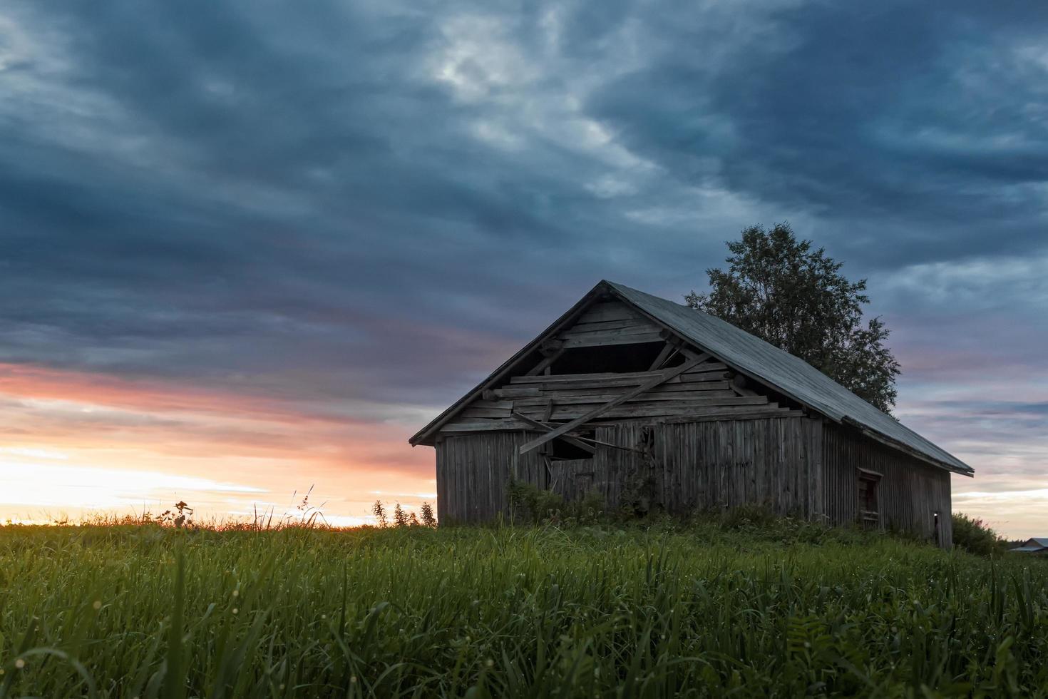 houten huis bij zonsondergang foto