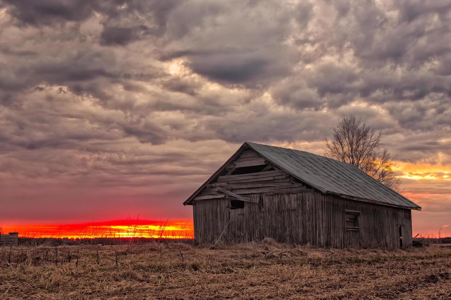 houten huis bij zonsondergang foto