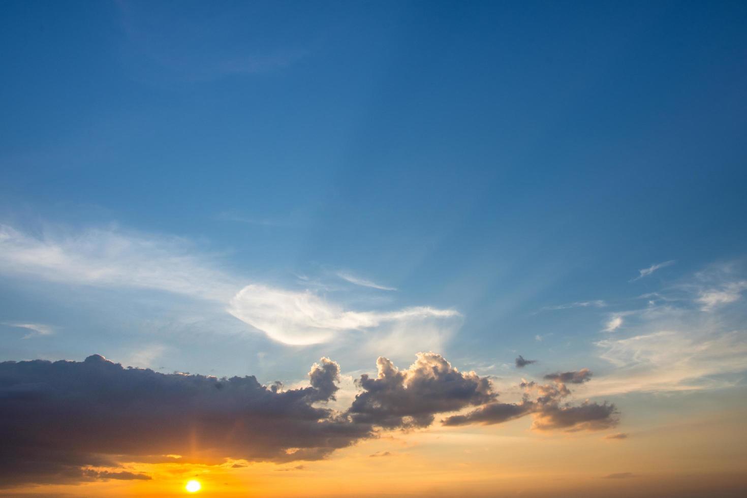 de hemel bij zonsondergang foto