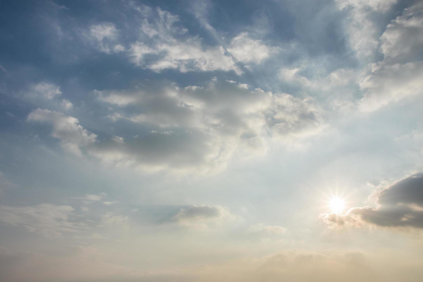 de hemel bij zonsondergang foto