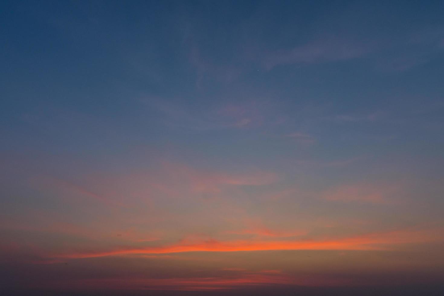 de hemel bij zonsondergang foto