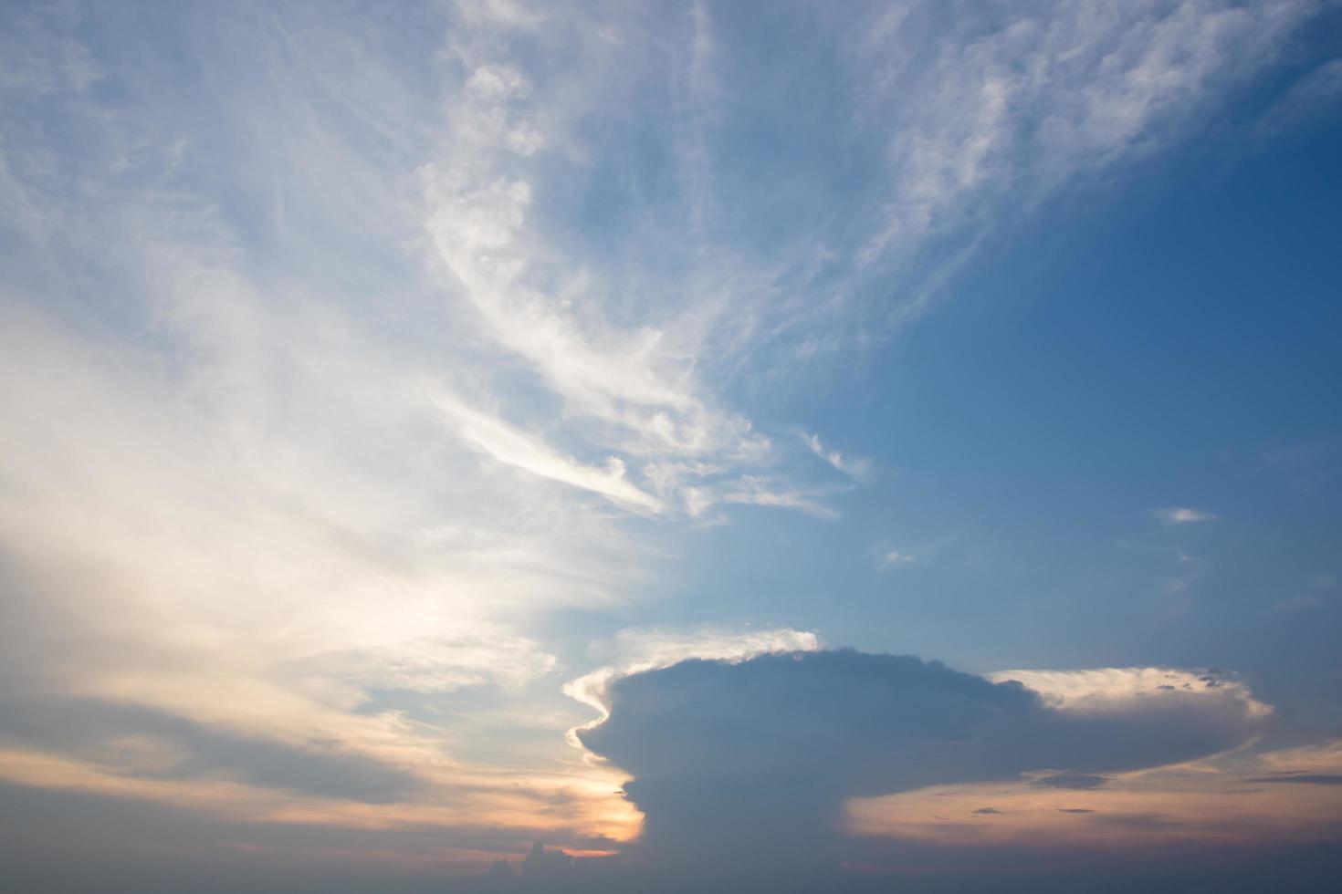 de hemel bij zonsondergang foto