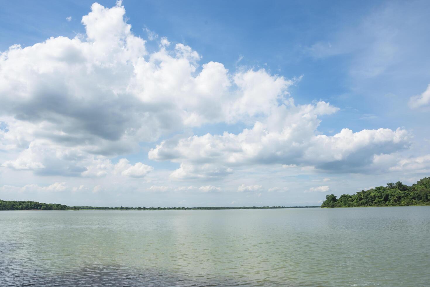 meer onder de bewolkte hemel foto