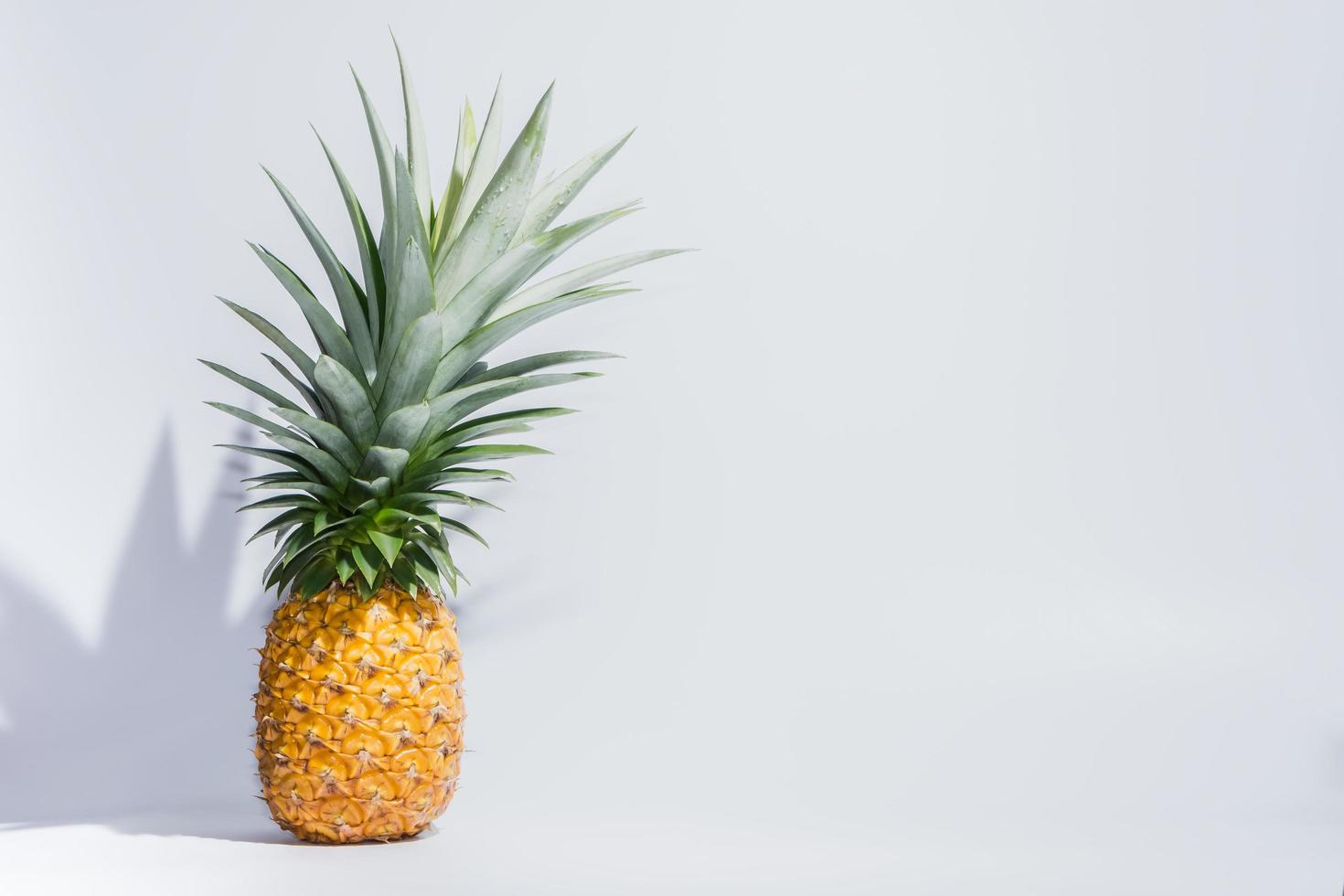 ananas op witte achtergrond foto