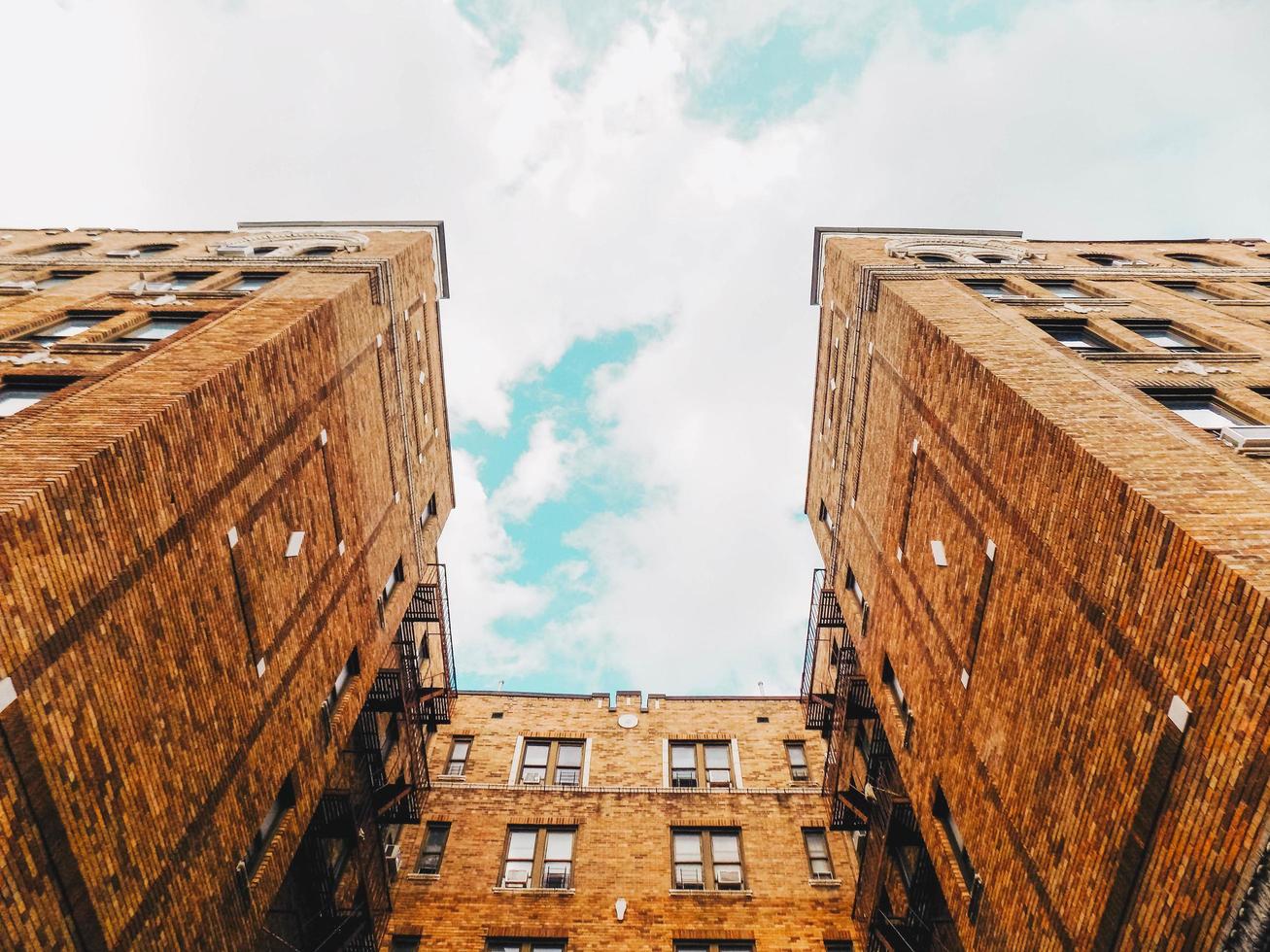 brooklyn, ny, 2020 - lage hoek van een hoogbouw foto