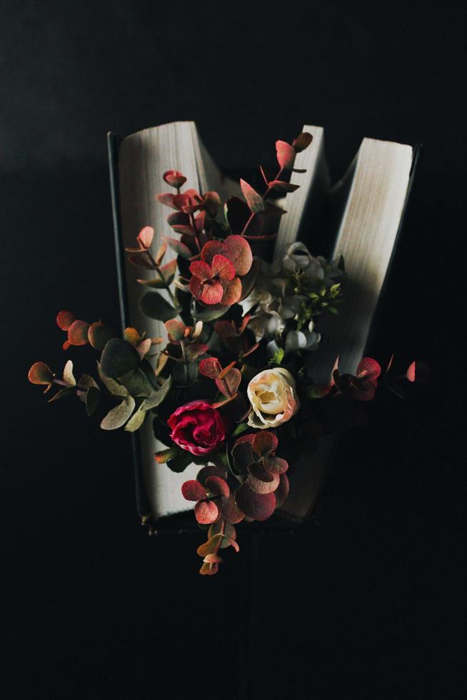 bloemenboeket op een donkere achtergrond foto