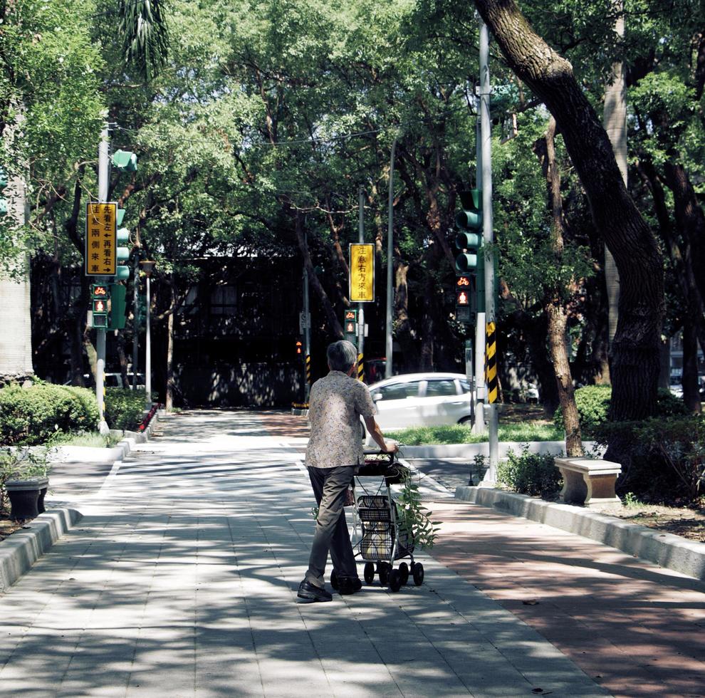 taipei, taiwan, 2020 - vrouw loopt met een kinderwagen foto