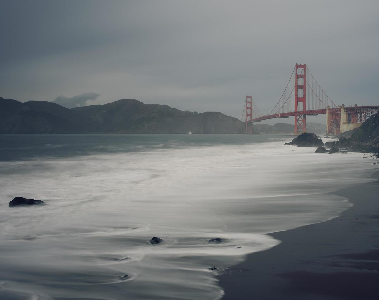 lange blootstelling van de golden gate bridge foto