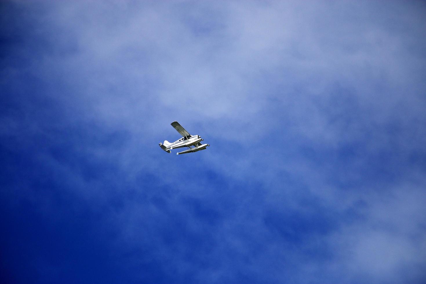 Sydney, Australië, 2020 - Wit vliegtuig in een blauwe lucht foto