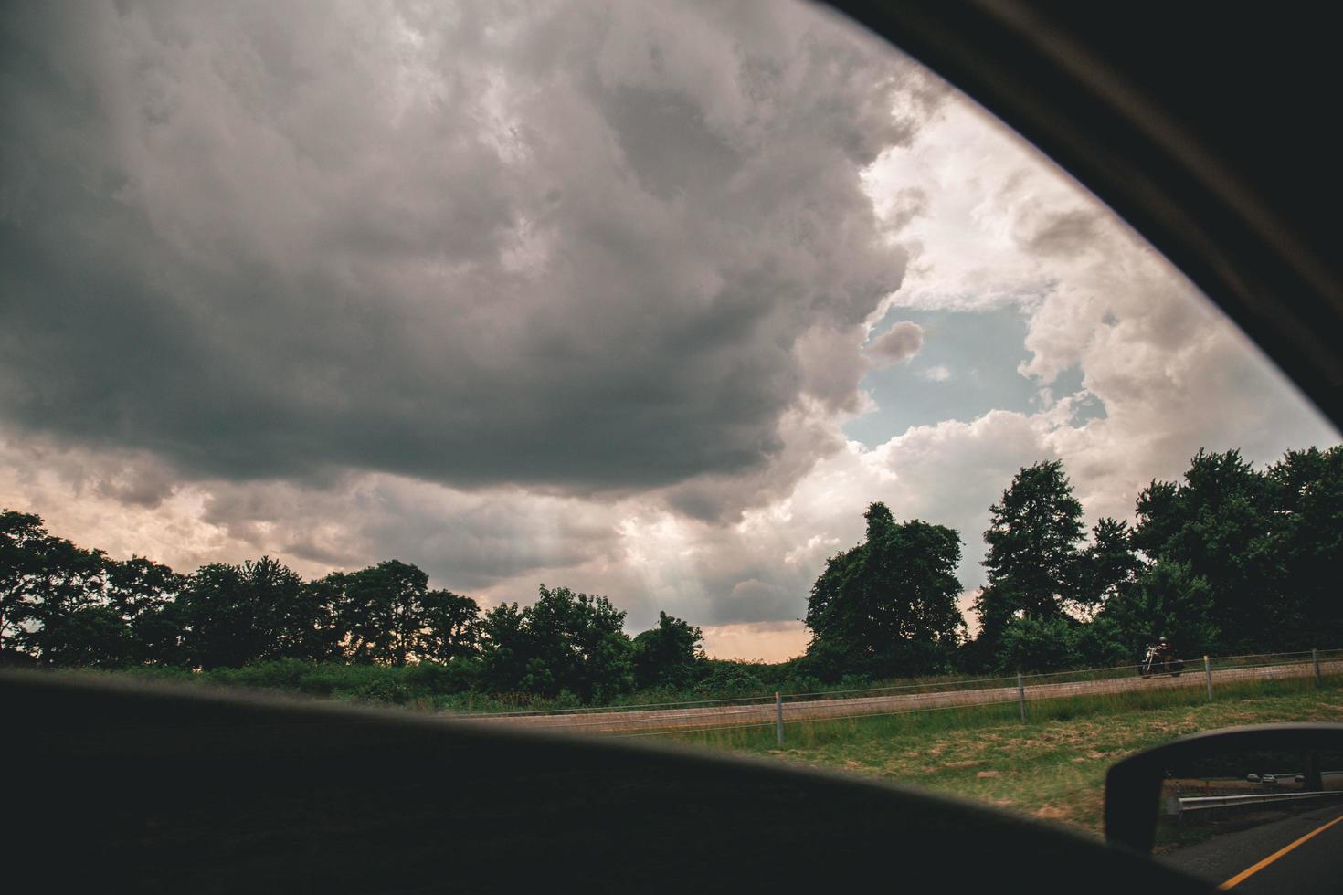 weergave van een bewolkte hemel vanuit een auto foto