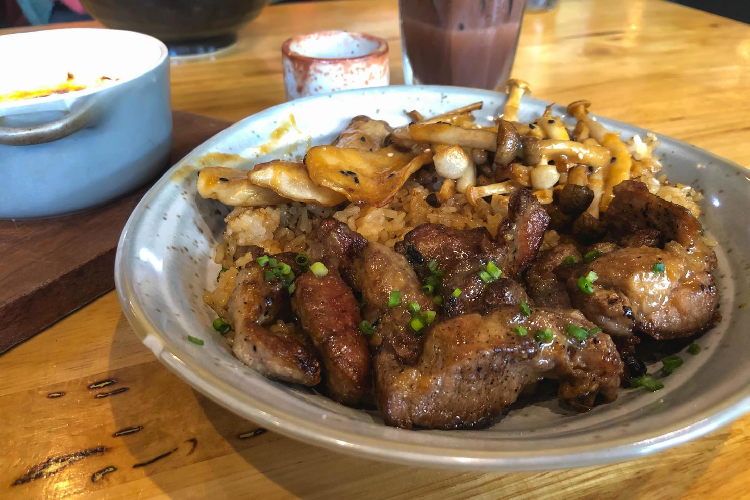 gegrilde varkensrijst in kom Japans eten. foto