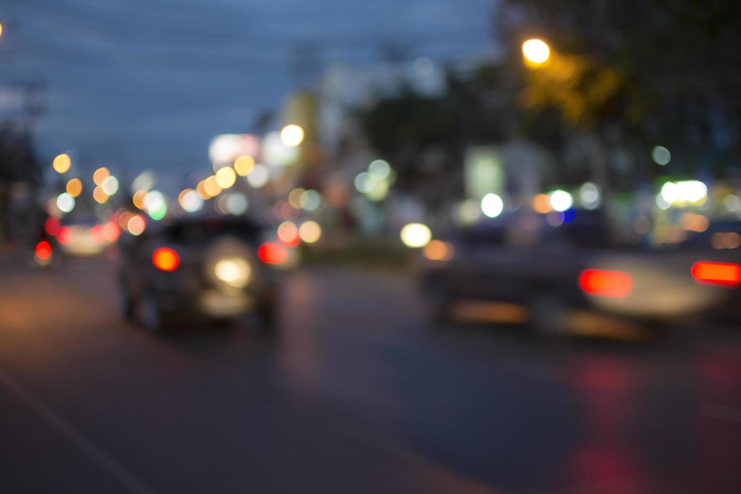 vervagen lichte auto op straat 's nachts, abstact bokeh achtergrond. foto