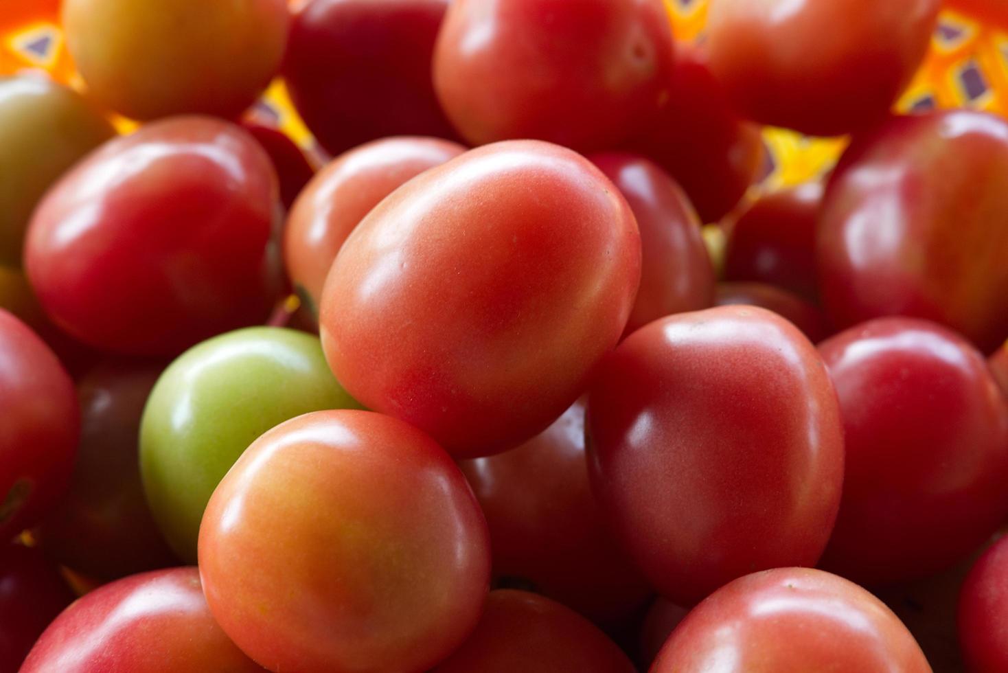 rode tomaten. een stapel tomaten. foto