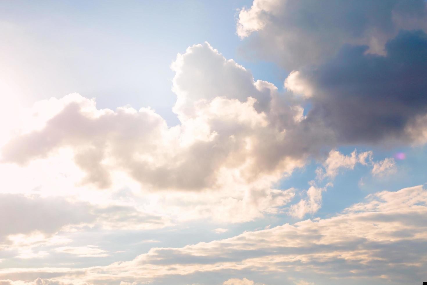 lucht en wolk met zonlicht van de dag foto