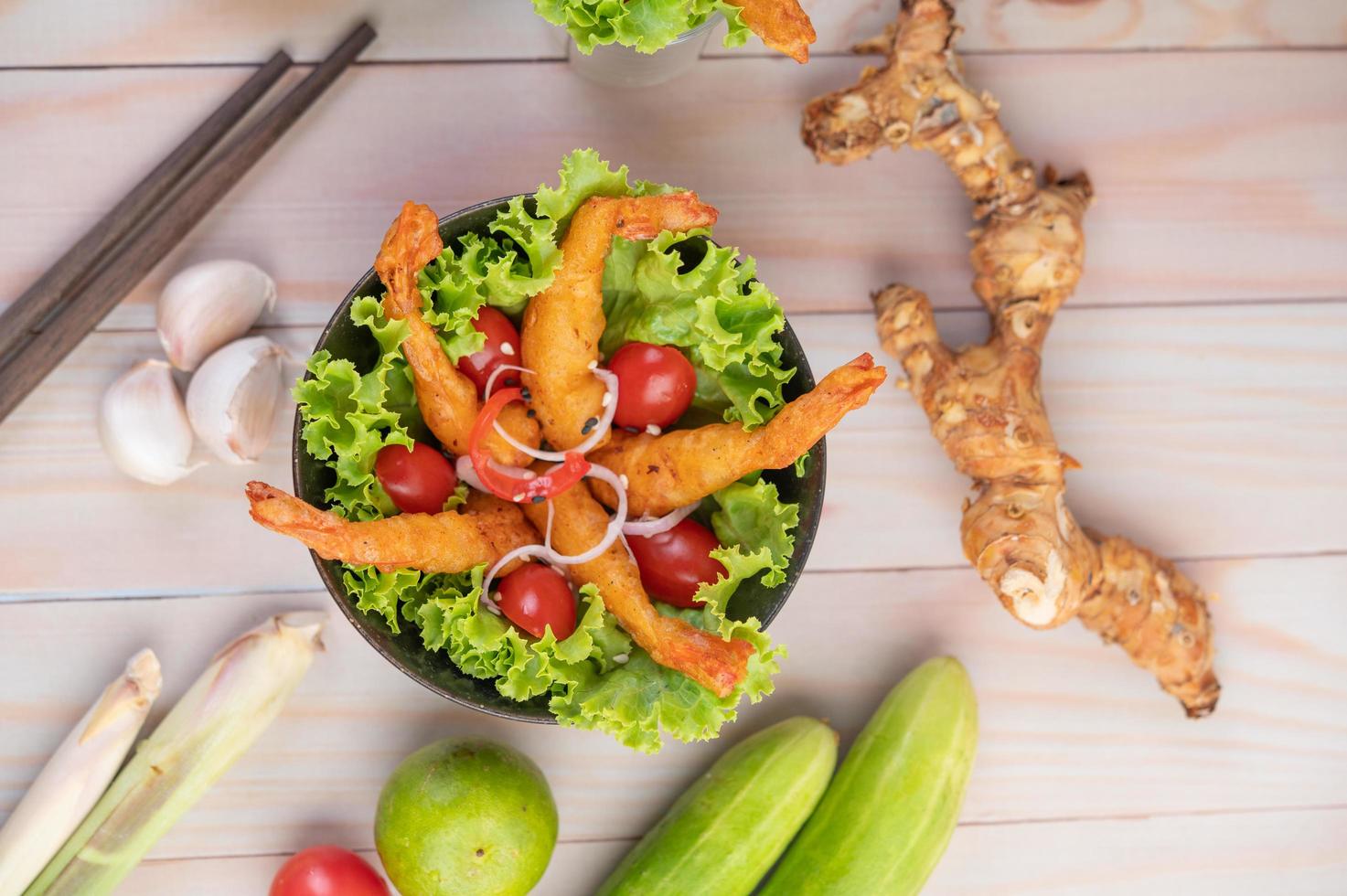 garnalen gefrituurd in beslag op salade foto