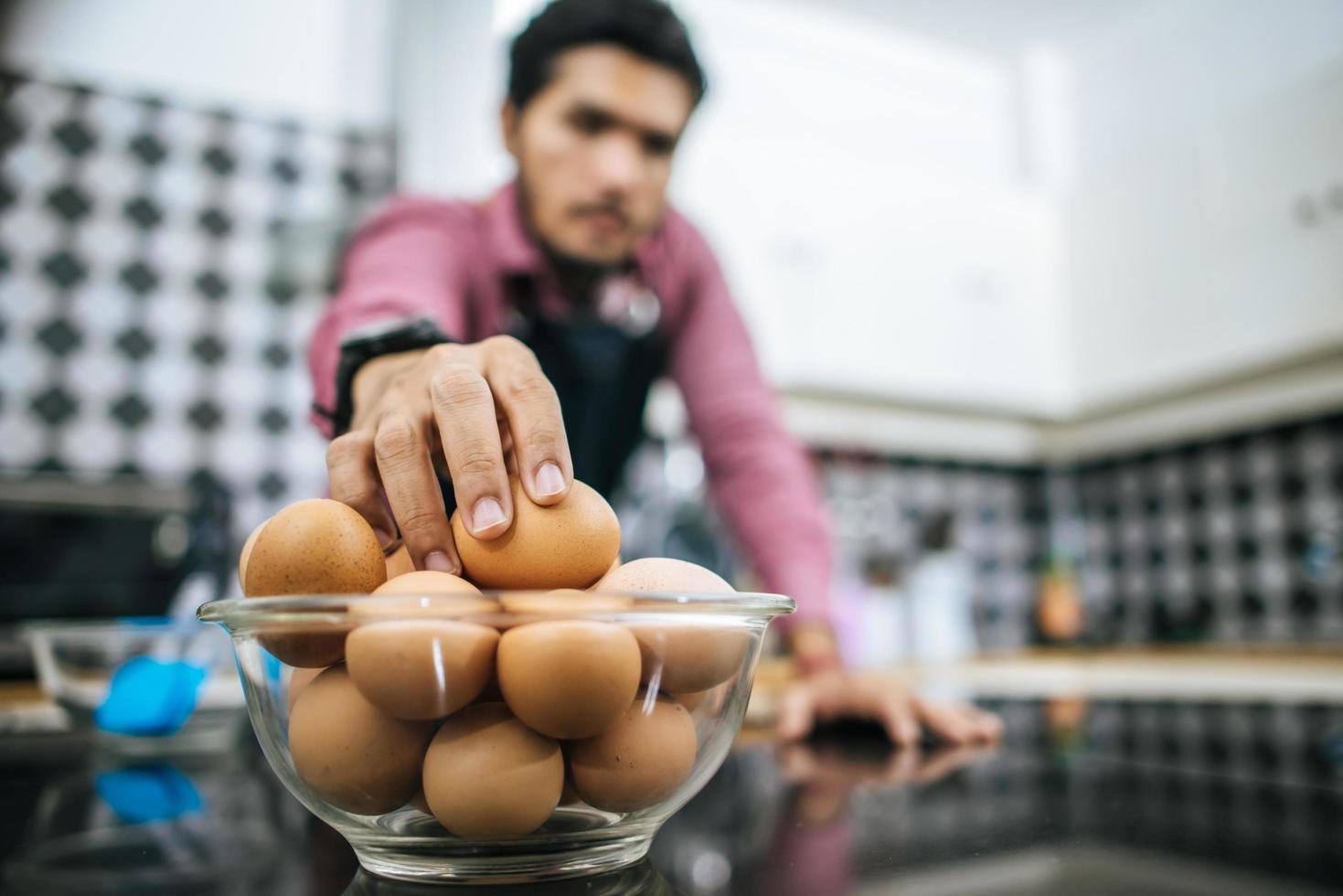 knappe man bereiden van voedsel in de keuken foto