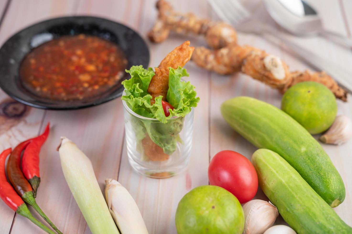 garnalen gefrituurd in beslag op salade foto