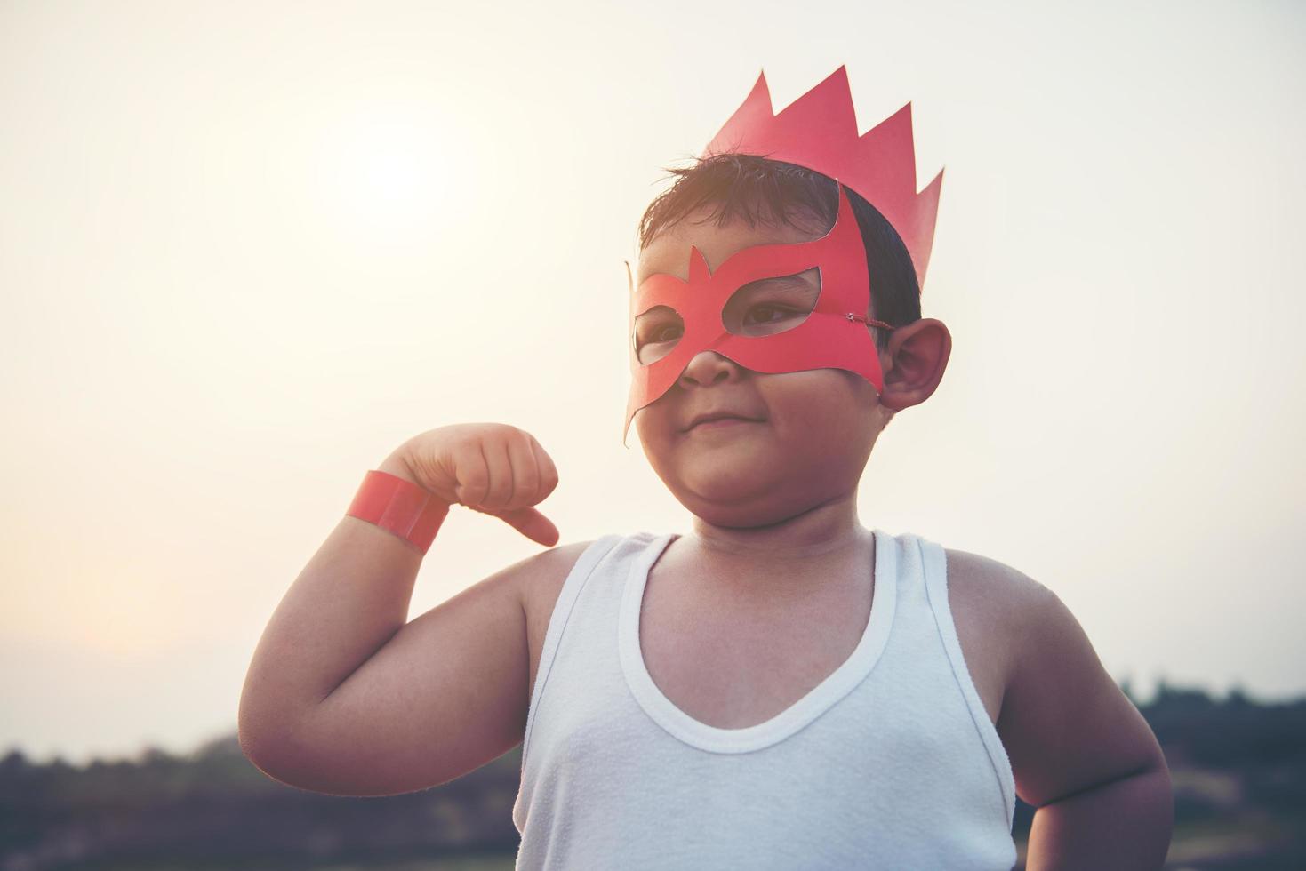 super jongen die zijn krachtige vliegende armen laat zien foto