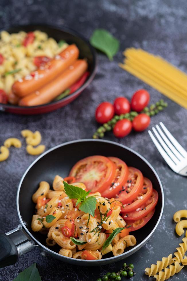 gebakken macaroni en worst in een koekenpan foto